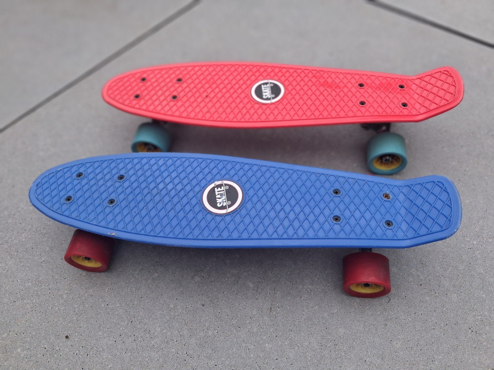 2 Skateboard enfants rouge et bleu en très bon état, Enlèvement, Skateboard
