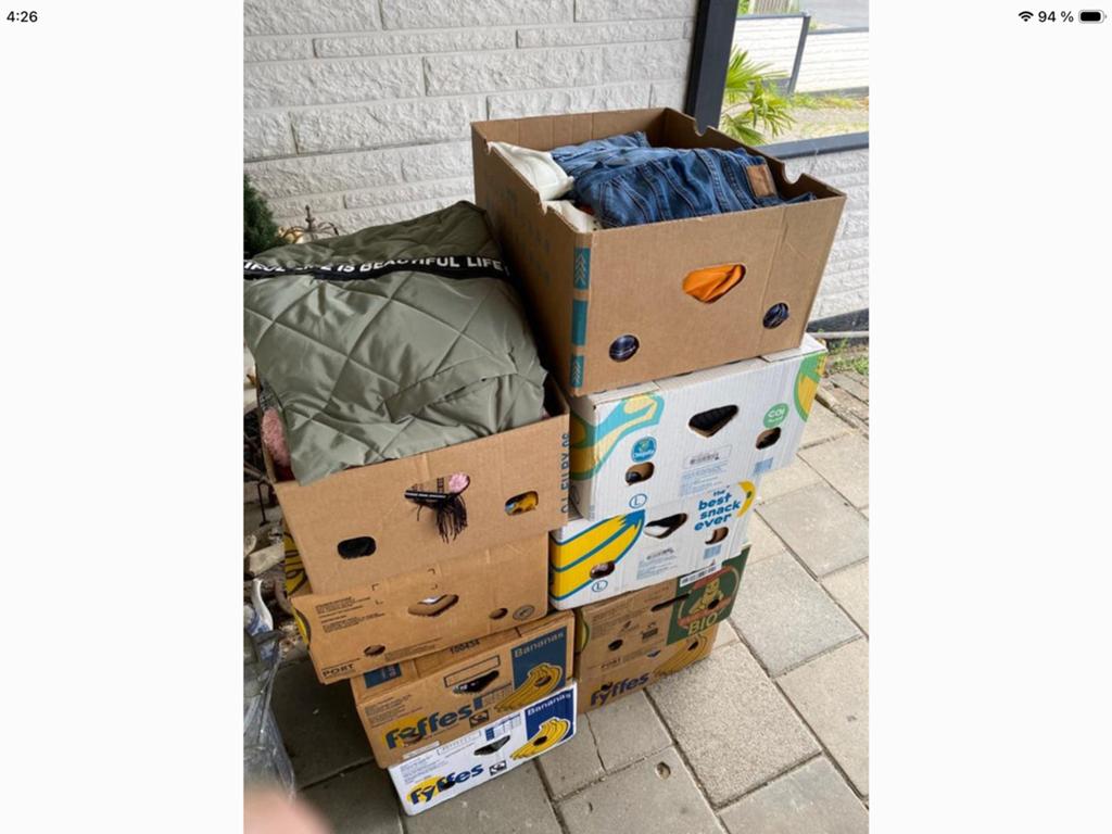 Negen dozen met veel kleding, Ophalen, Zo goed als nieuw