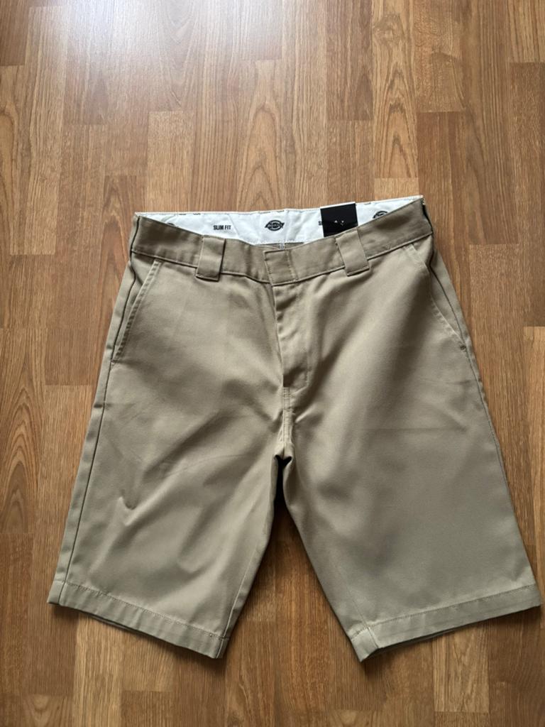 Mt 34 DICKIES slim fit short, Kleding | Heren, Broeken en Pantalons, Ophalen of Verzenden, Zo goed als nieuw, Beige