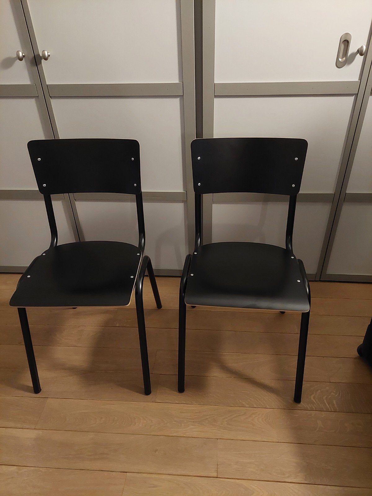 4 zwarte tijdloze eetkamer/ schoolstoelen niet gebruikt, Huis en Inrichting, Ophalen, Zo goed als nieuw