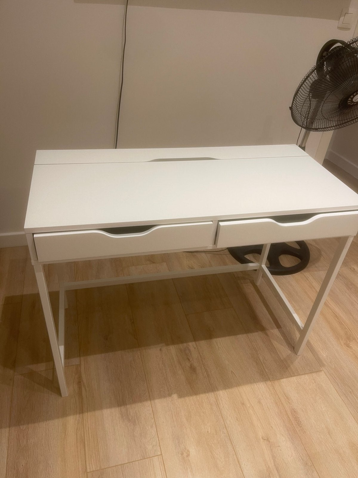 Ikea Bureau / makeup tafel, Huis en Inrichting, Ophalen, Zo goed als nieuw
