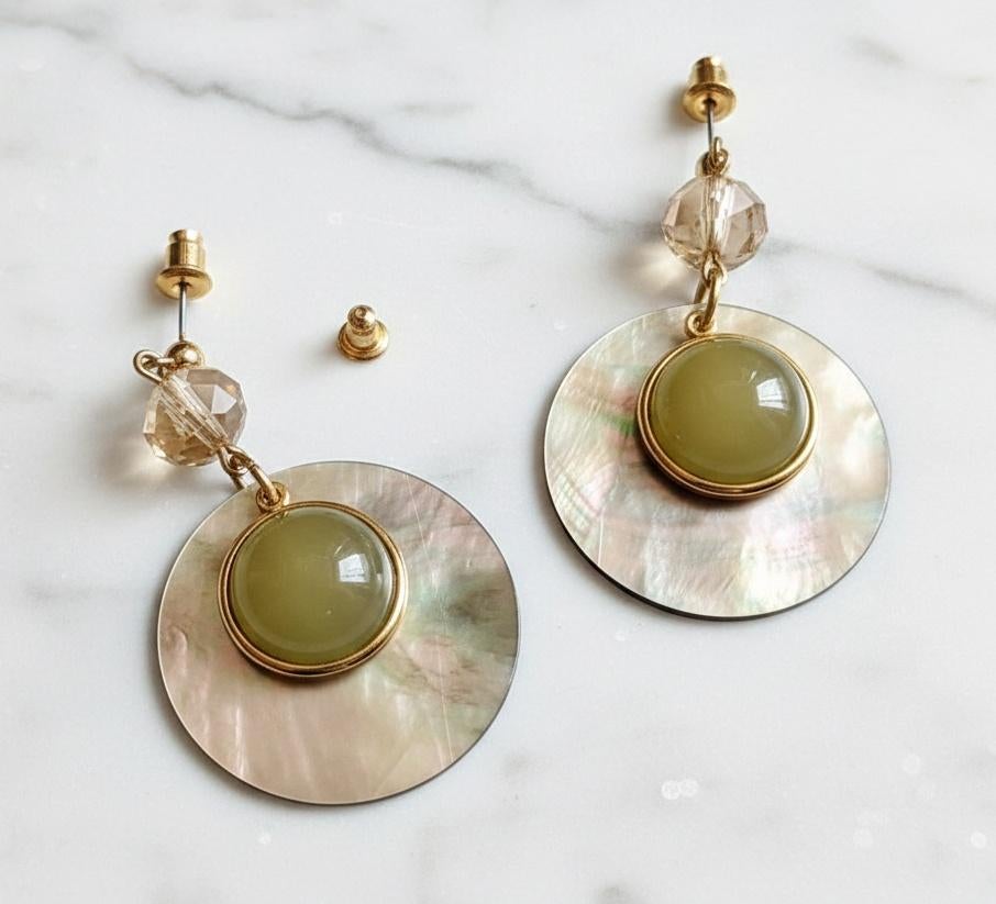 oorbellen schijfjes parelmoer met swarovski, Handtassen en Accessoires, Oorbellen, Overige materialen, Met edelsteen, Nieuw, Ophalen of Verzenden