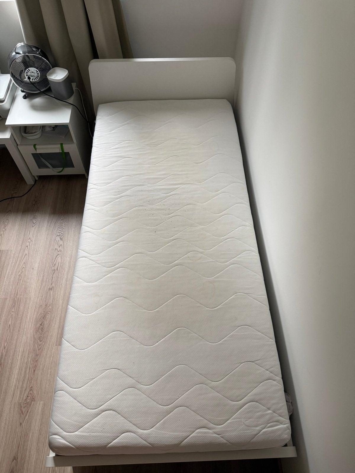 TE KOOP: Eenpersoonsbed inclusief matras en nachtkastje, Ophalen, Gebruikt, 90 cm, Eenpersoons