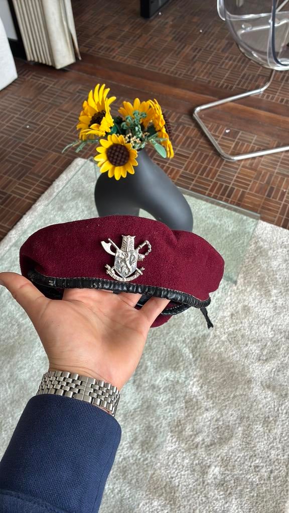 Béret belge paracommando taille 58 avec insignes & etiquette, Enlèvement ou Envoi, Armée de l'air, Casque ou Béret