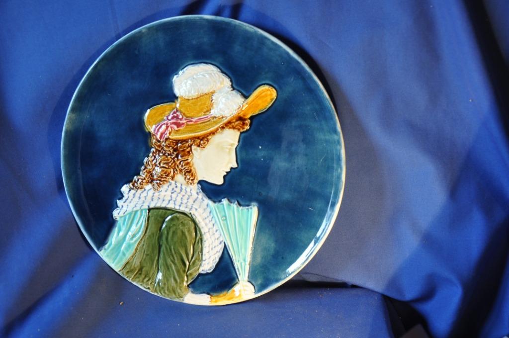 D plat mural barbotine Sarreguemines dame a l'eventail, Ophalen of Verzenden