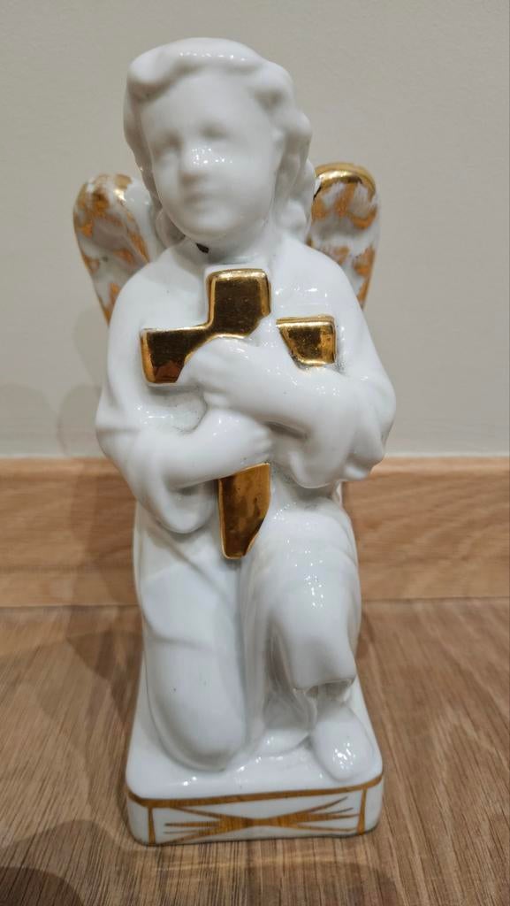 Statue religieuse - ange en porcelaine avec croix, Enlèvement