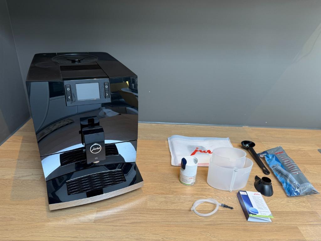 JURA C8 Piano Black (EA) Demo 2025 Garantie, Elektronische apparatuur, Koffiezetapparaten, Koffiemachine, Zo goed als nieuw, Afneembaar waterreservoir