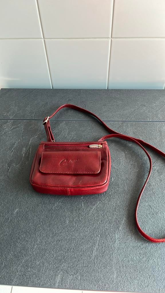 Roodbruin lederen handtasje van het merk Canberra, Bijoux, Sacs & Beauté, Enlèvement ou Envoi, Comme neuf