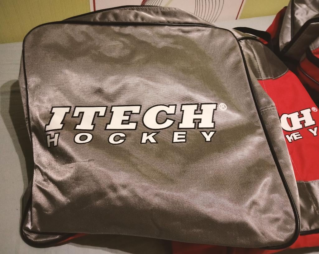 2 identieke, grote hockey tassen van het merk "Itech", Enlèvement, Comme neuf, Sac