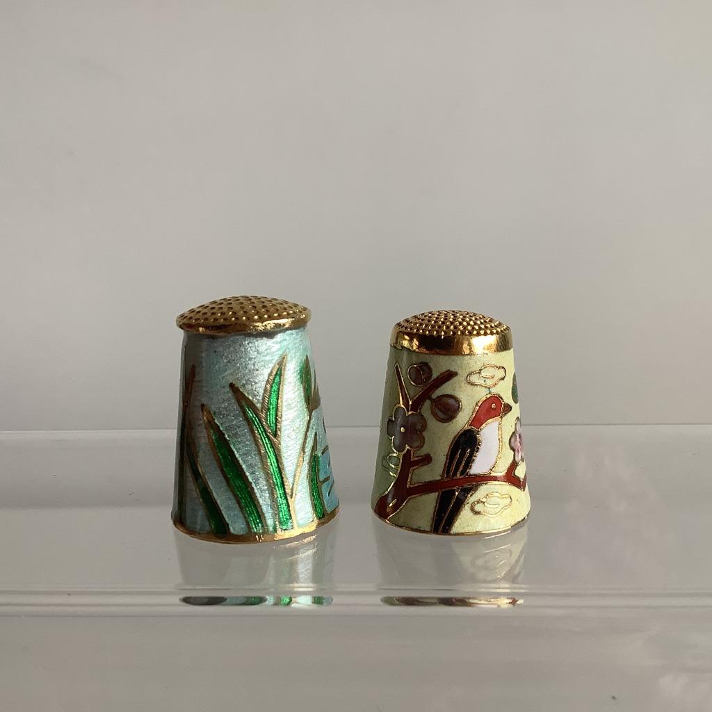 2 cloissoné vingerhoedjes met vogeltjes, Ophalen of Verzenden, Zo goed als nieuw, Overige materialen