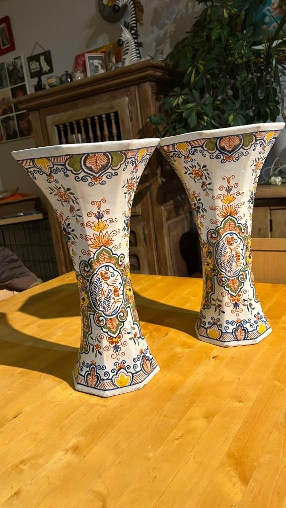 Paar Delftse polychrome trompetvazen, Antiek en Kunst, Ophalen