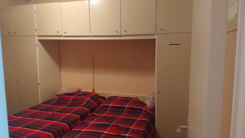 twee eenpersoonsbedden, Huis en Inrichting, Kasten | Kleerkasten, Ophalen, 100 tot 150 cm, 200 cm of meer, Modern