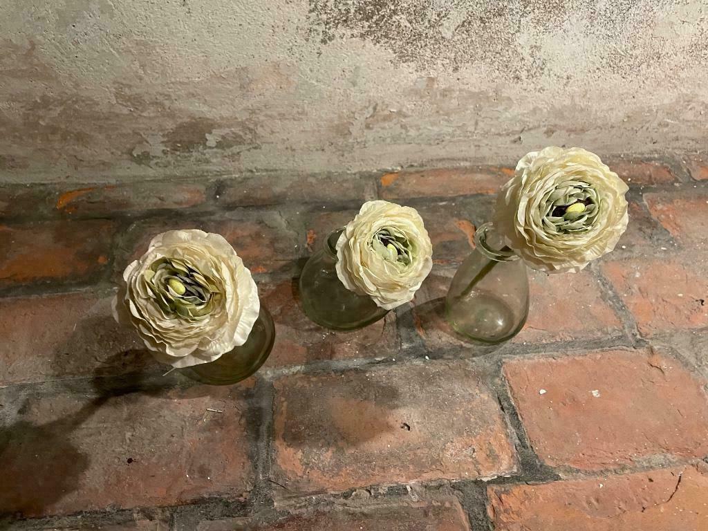 3 kleine glazen vaasjes met bloemetje in, Ophalen of Verzenden, Zo goed als nieuw