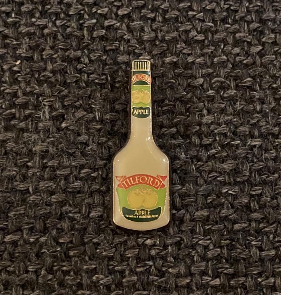 PIN - TILFORD - APPLE - DRANK - BOISSON, Envoi, Utilisé, Marque, Insigne ou Pin's