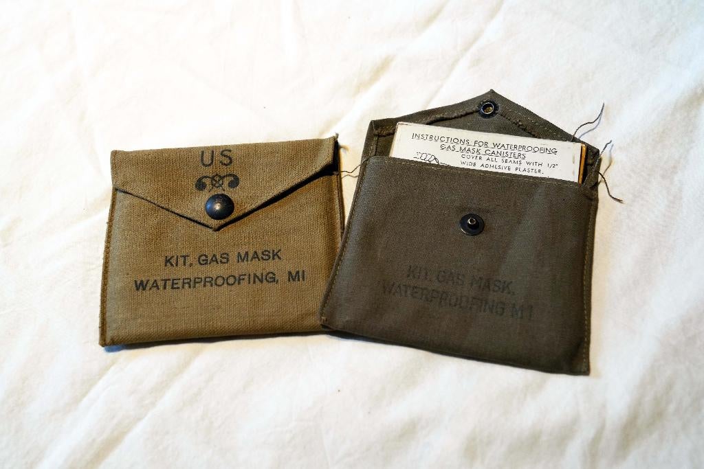 2 pochettes Kit masque à gaz US Army, Ophalen of Verzenden, Landmacht, Overige typen