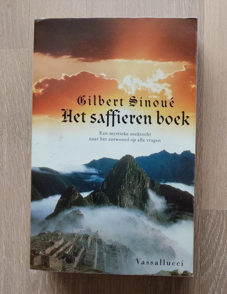 Het saffieren boek - Gilbert Sinoué, Boeken, Ophalen of Verzenden, Gelezen