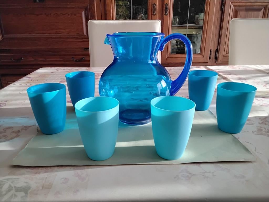 Mooie blauwe waterkan en 6 blauwe bekers, Enlèvement, Utilisé