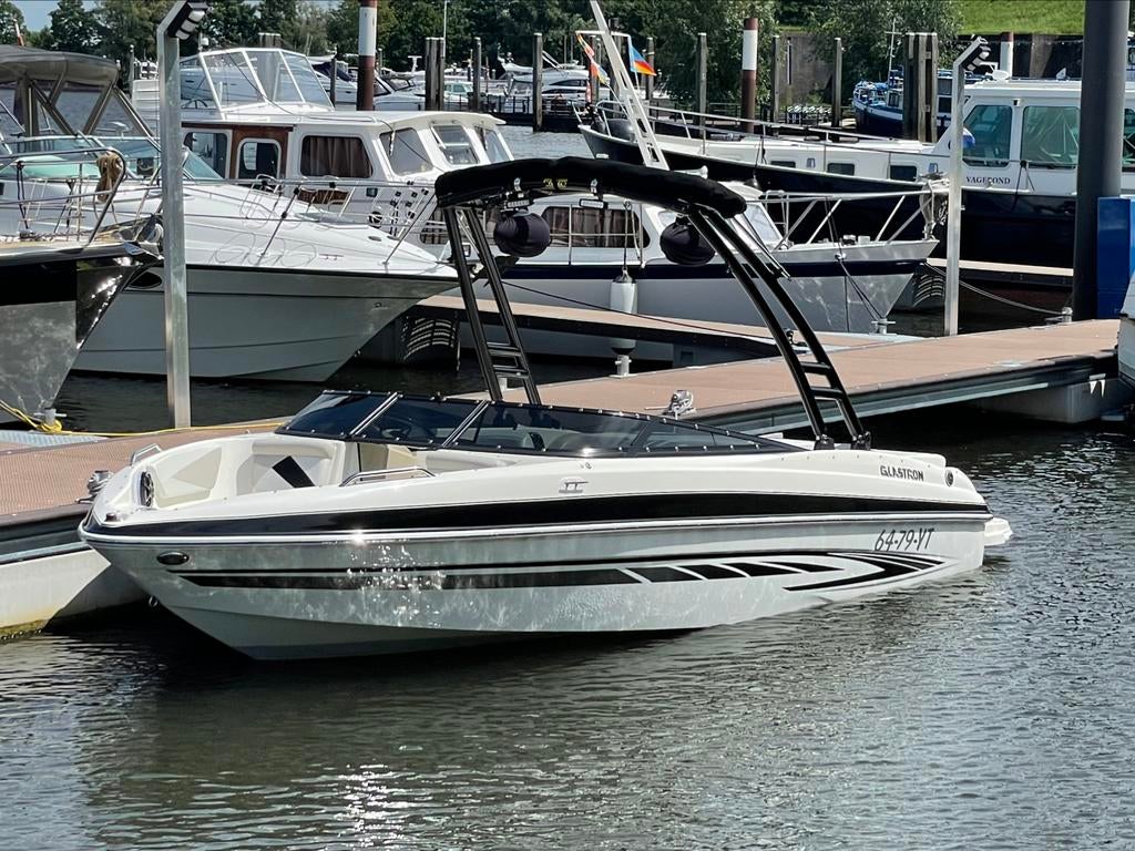 Te koop mooie glastron 205GT 350pk V8 plus trailer, Watersport en Boten, Speedboten, Ophalen, Binnenboordmotor, Zo goed als nieuw