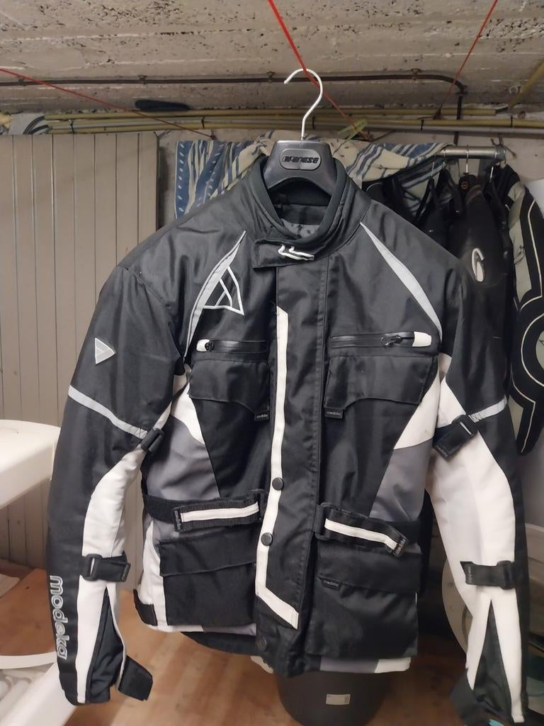 Costume complet femme moto avec protections, Motos, Vêtements | Vêtements de moto, Enlèvement ou Envoi