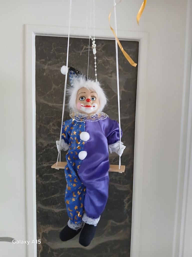 Clown pop op schommel. 50 cm., Verzamelen, Poppen, Ophalen of Verzenden, Zo goed als nieuw, Pop