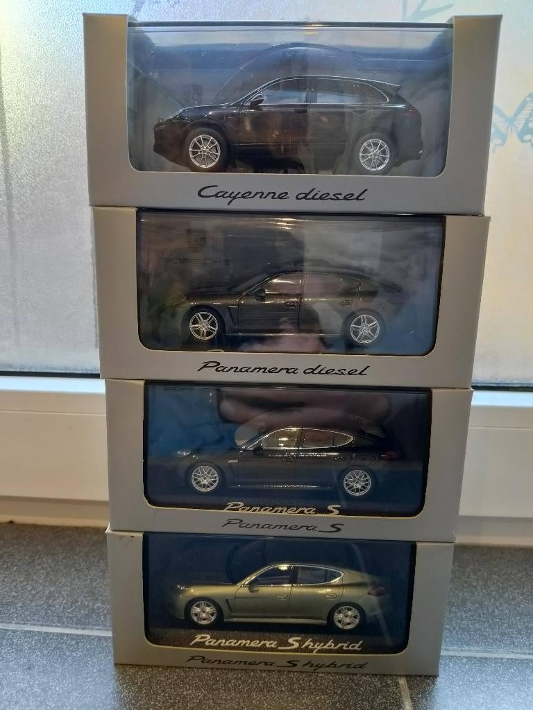 Porsche miniatuur 1:43 Cayenne Panamera Gloednieuw, Ophalen of Verzenden, Zo goed als nieuw