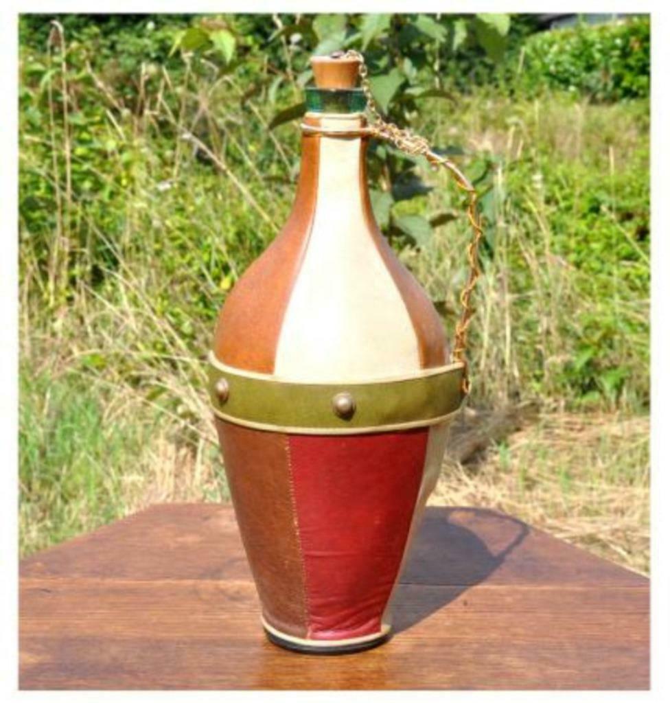 bouteille vintage recouverte skai divers couleur, Antiquités & Art, Enlèvement ou Envoi