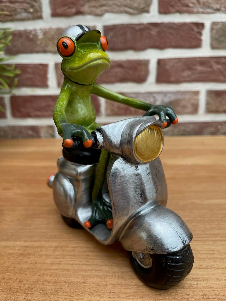 Beeldje kikker - MAN OP SCOOTER, Ophalen of Verzenden, Zo goed als nieuw, Dier