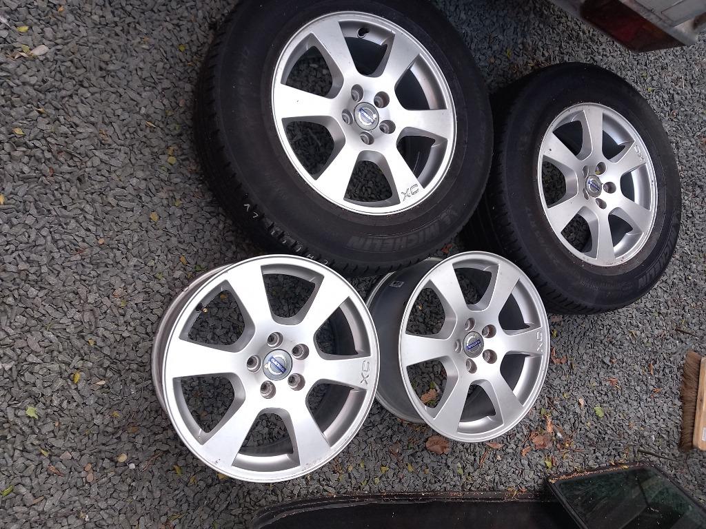 2 banden  235 65 R17 met of zonder volvo velgen, Auto-onderdelen, Banden en Velgen, Gebruikt, 17 inch, Ophalen of Verzenden, Band(en)