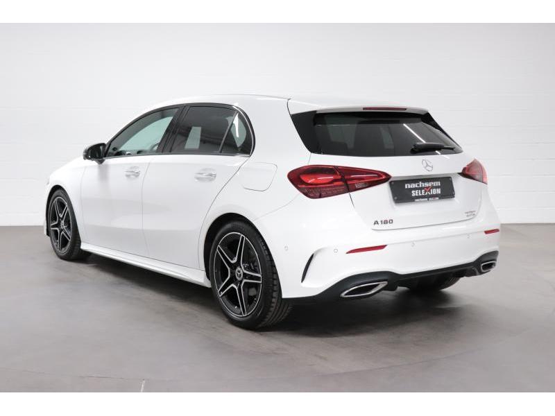 Mercedes-Benz A 180 1.3i AMG Line Mercedes A180 AMG Line 1.3, 136 pk, Emergency brake assist, Wit, 5 deurs