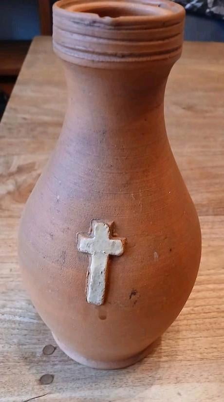 Kruik in aardewerk met kruisje, Ophalen of Verzenden