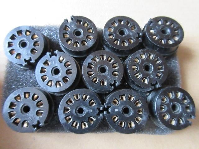 Lot de 11 supports 9 broches neufs pour lampes radio, Antiquités & Art, Enlèvement ou Envoi