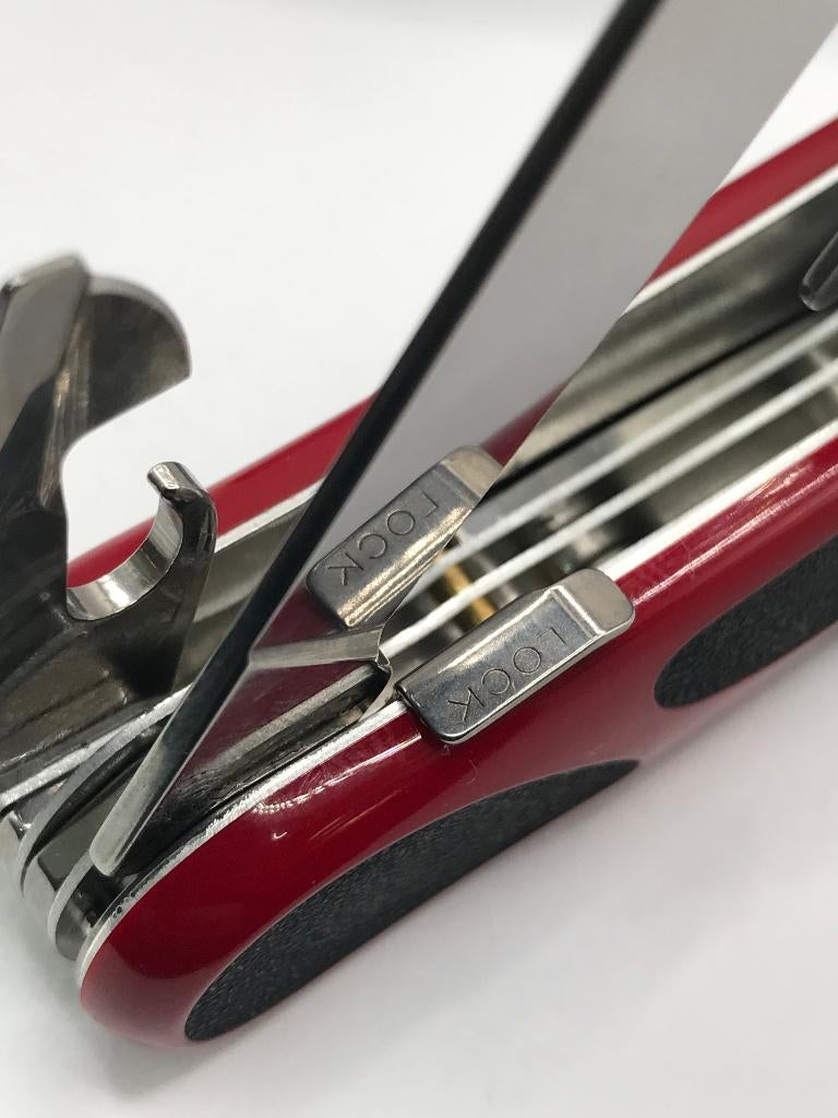 Victorinox Zakmes Delemont Evolution S17 Black/Red LOCK, Ophalen of Verzenden, Nieuw