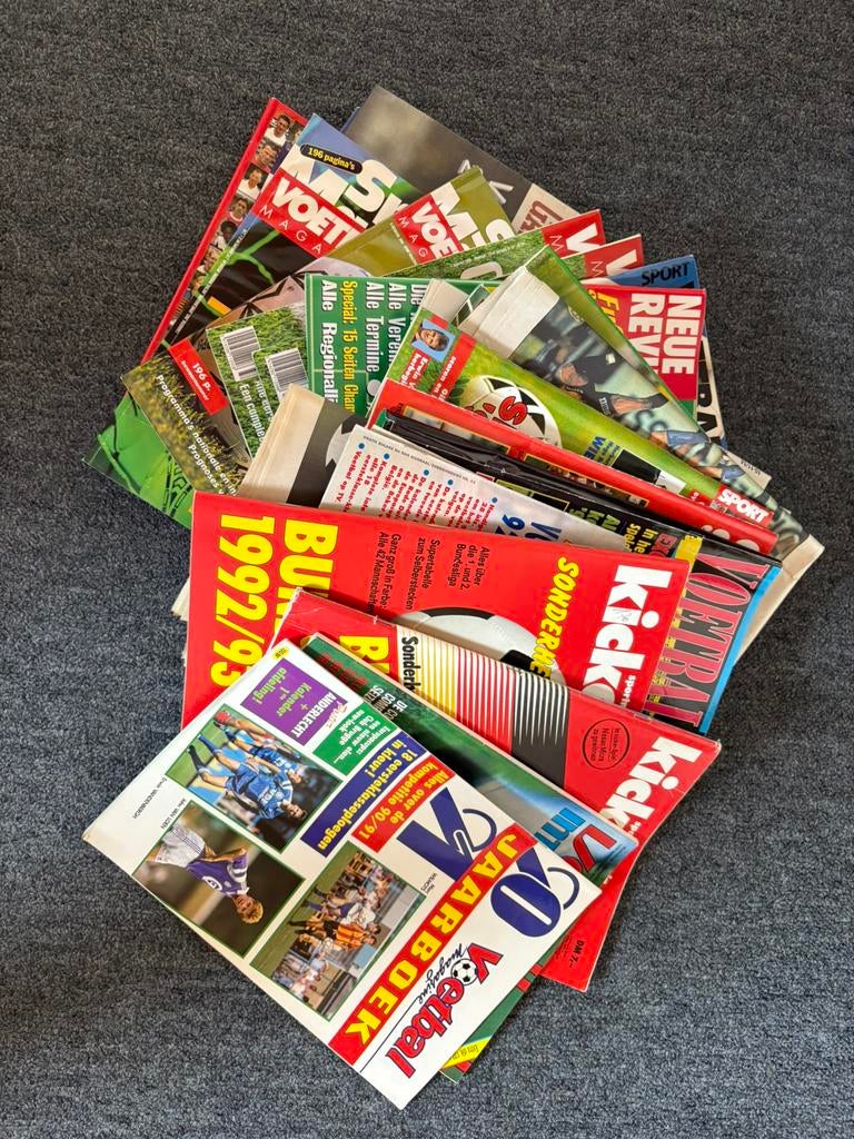 Lot de guides annuels sur le football, Collections, Enlèvement