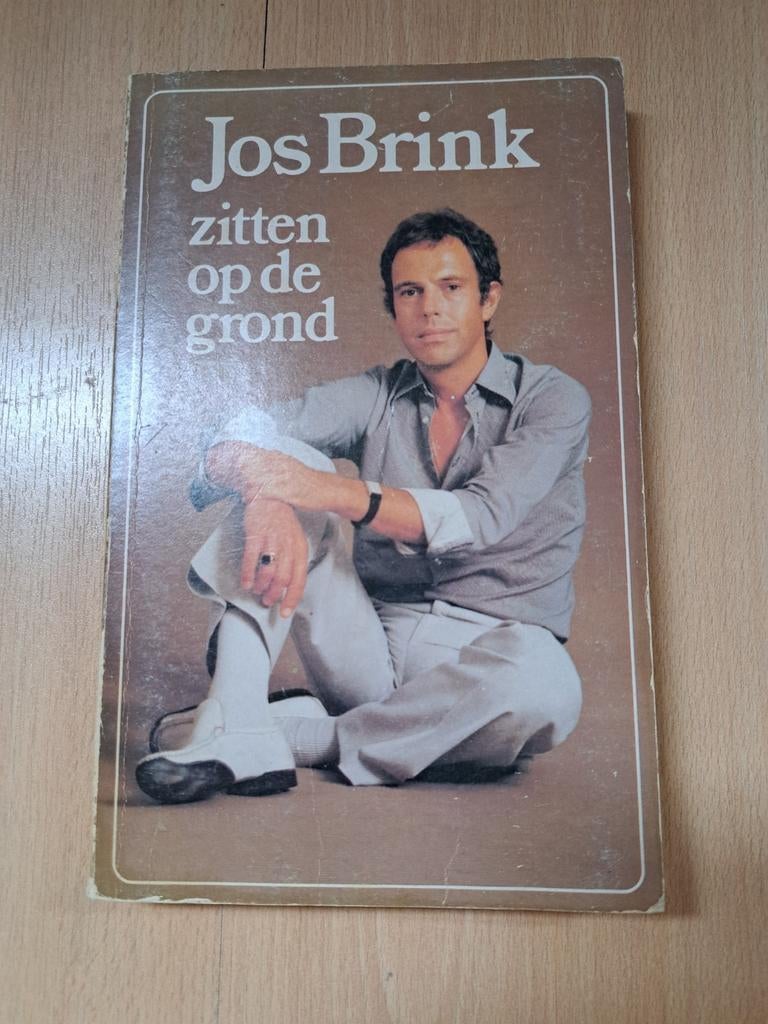 Jos Brink zitten op de grond, Livres, Essais, Chroniques & Interviews, Jos Brink, Enlèvement ou Envoi, Un auteur, Utilisé