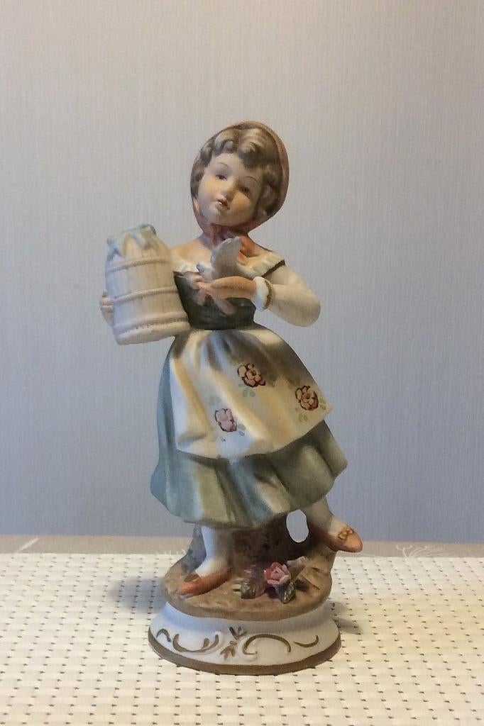 Biscuit porseleinen beeldje meisje met duif 20 cm, Verzamelen, Beelden en Beeldjes, Zo goed als nieuw, Mens, Ophalen of Verzenden