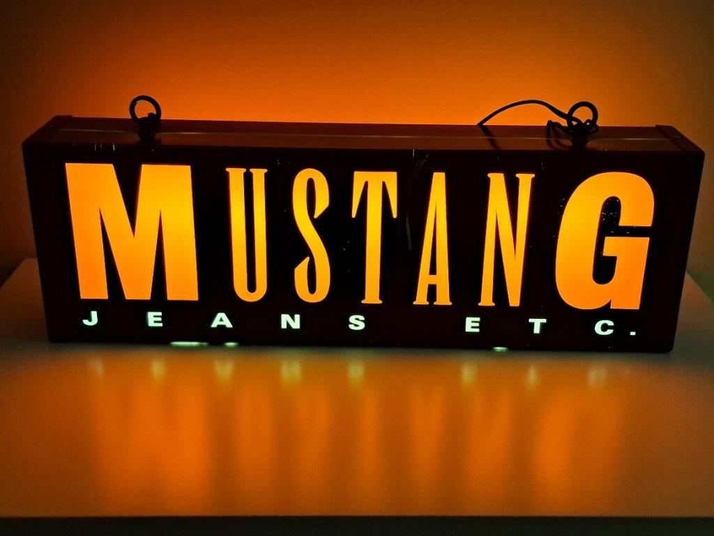 Enseigne lumineuse Mustang, Enlèvement