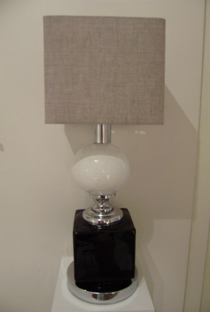 DESIGN 70' : Tafellamp in émail - chroom & stoffen kap., Antiek en Kunst, Ophalen