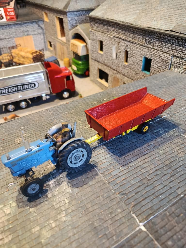 Ford 5000 Corgi met chauffeur + Matchbox-aanhanger, Ophalen of Verzenden, Corgi