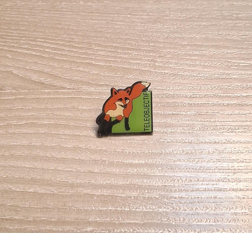 PIN - TELEOBJECTIF - VOS - RENARD - FOX, Enlèvement ou Envoi, Utilisé, Autres sujets/thèmes, Insigne ou Pin's