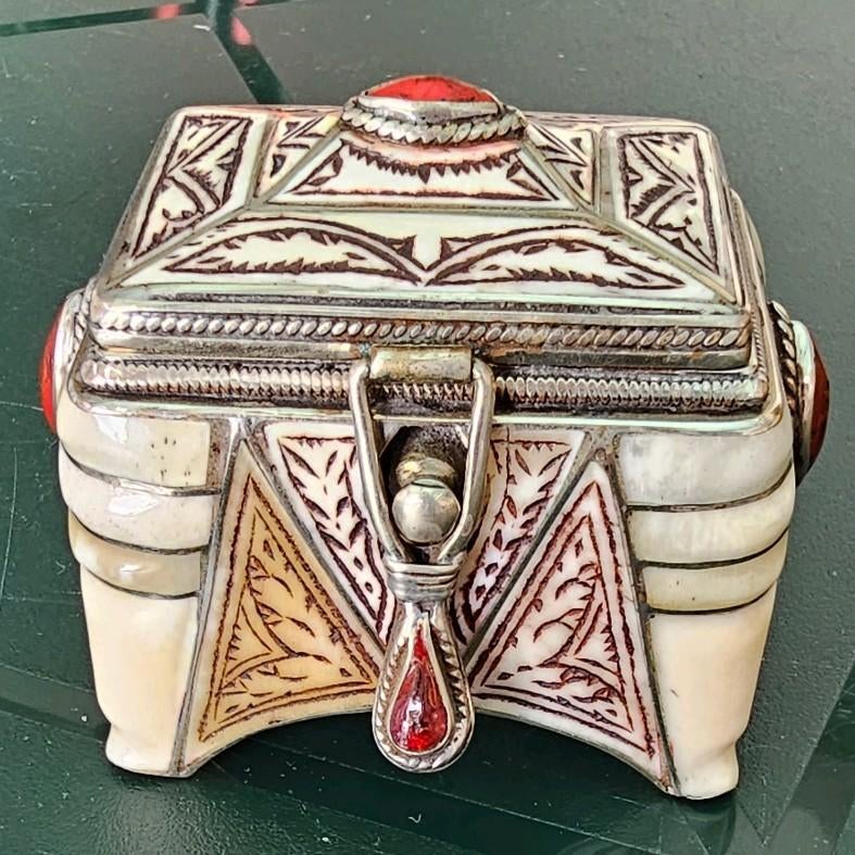 Vintage juwelen doosje in been parelmoer koper rode steen, Antiek en Kunst, Ophalen of Verzenden