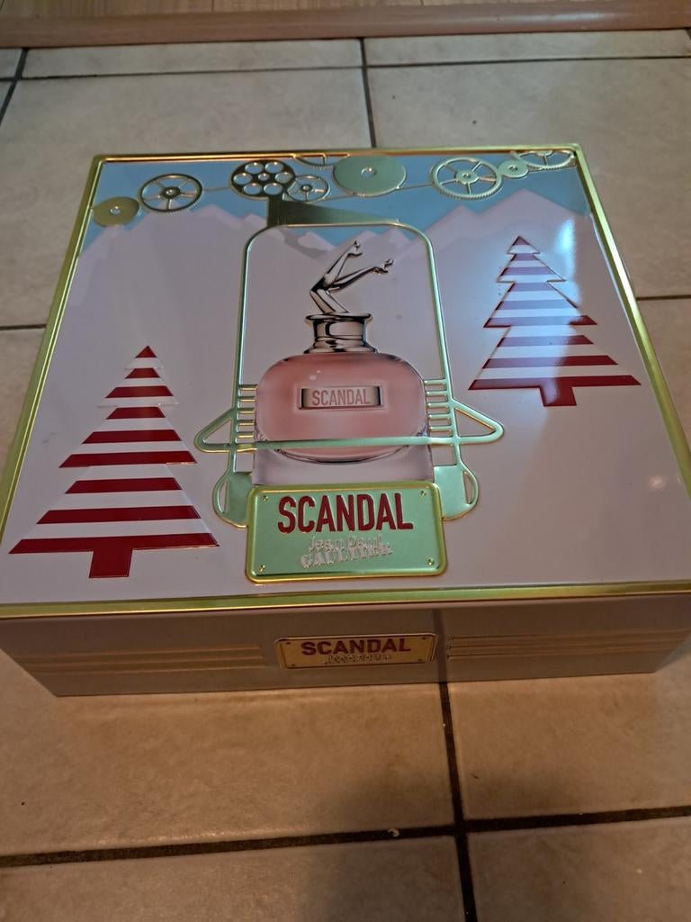 Coffret Scandal de luxe, Collections, Enlèvement