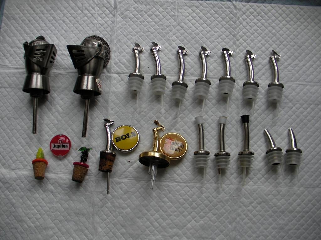 18 bouchons de bouteille + seau a glaçon, Enlèvement ou Envoi