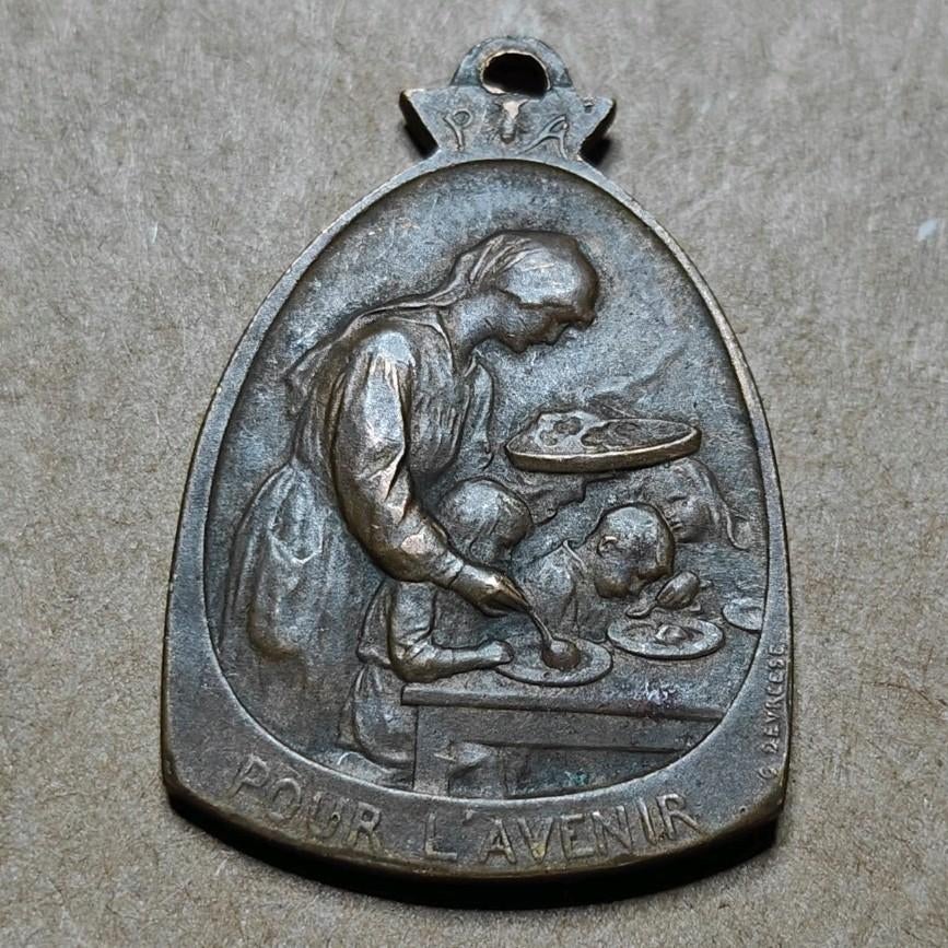 PENDENTIF EN FORME DE MÉDAILLE D'ART ANTIQUE AVEC DÉCOR DE R, Antiquités & Art, Enlèvement ou Envoi, Bronze