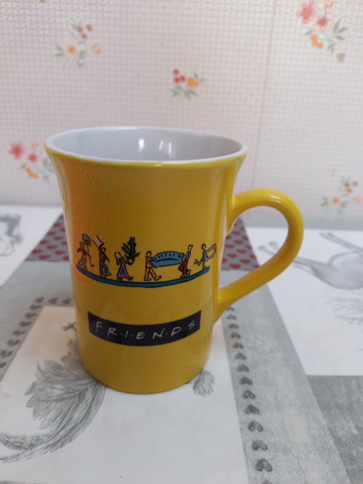 Mug jaune friends publicitaire série télévisée, Maison & Meubles, Cuisine | Vaisselle, Envoi, Mug