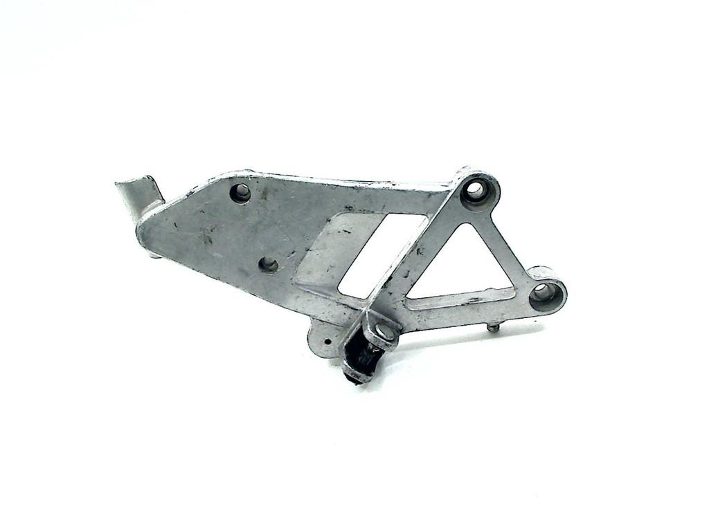 REPOSE PIEDS AVANT DROIT VFR 750 F 1986-1989 (VFR750F RC24), Dhr. S. di Majo, Utilisé, Info@cama-motorparts.nl, P.J. Troelstraweg 8 8
3144 CX  MAASSLUIS, NL