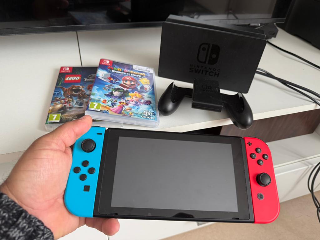 Nintendo switch Console Set V2 - Blauw/Rood+2 top spelletjes, Games en Spelcomputers, Ophalen, Met games, Met 2 controllers, Zo goed als nieuw