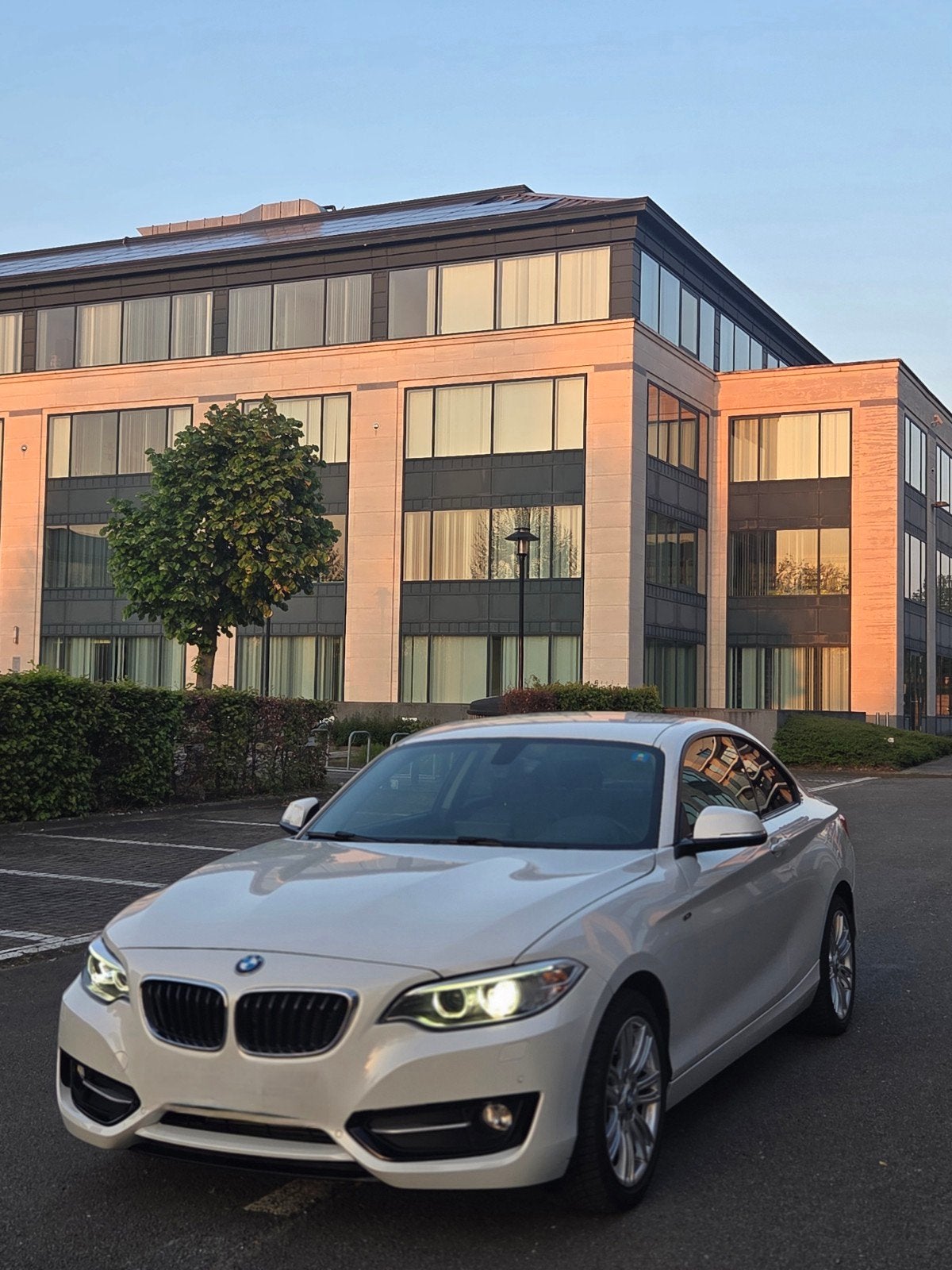 Bmw 218D diesel Euro6 Sport edition (Btw aftrekbaar), Auto's, BMW, Bi-Xenon koplampen, Dealer onderhouden, Wit, Leder
