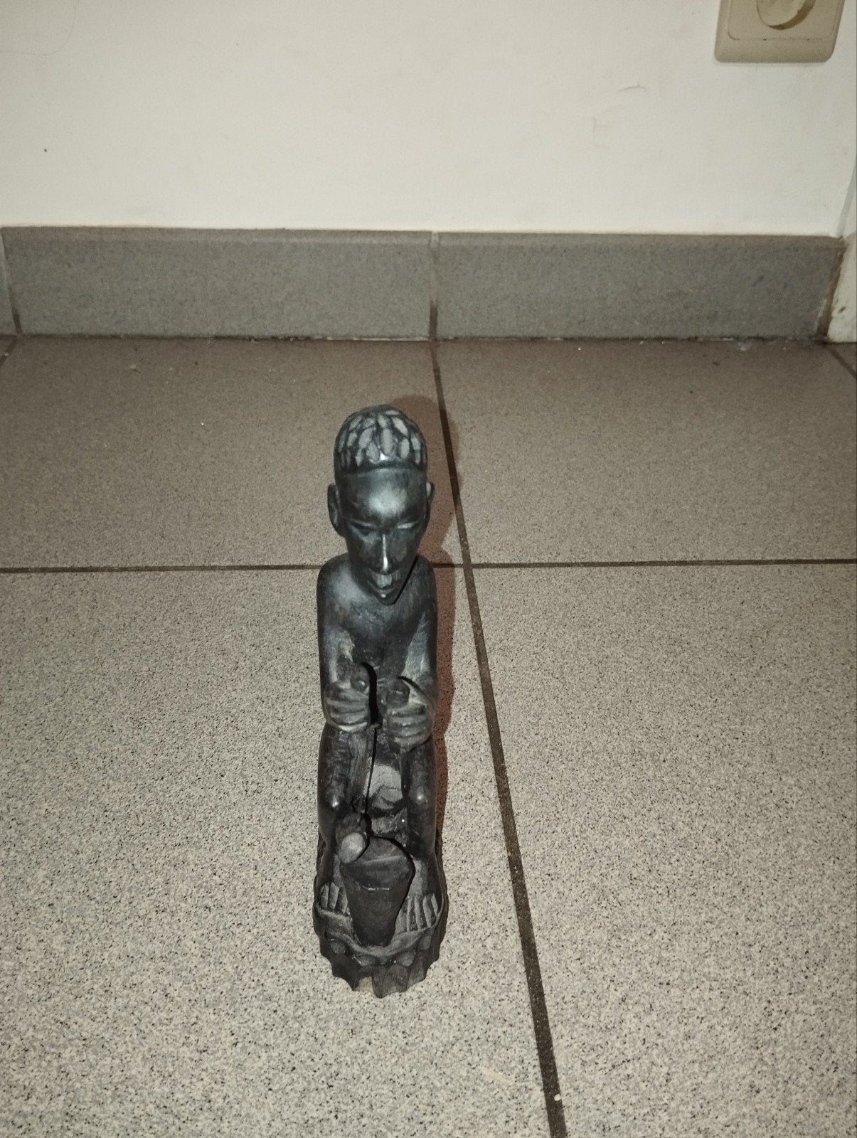 Vintage Afrikaans Ebbenhouten Beeldje 17 cm lang, Antiek en Kunst, Ophalen, Houtsnijwerk