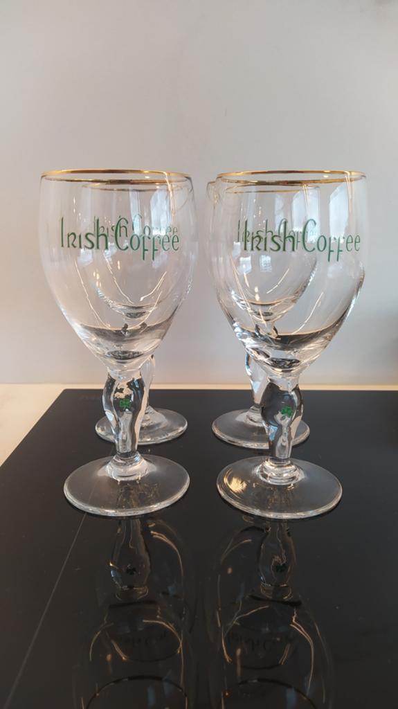 Irish Coffeeglazen met klavertje vier op voet, Ophalen