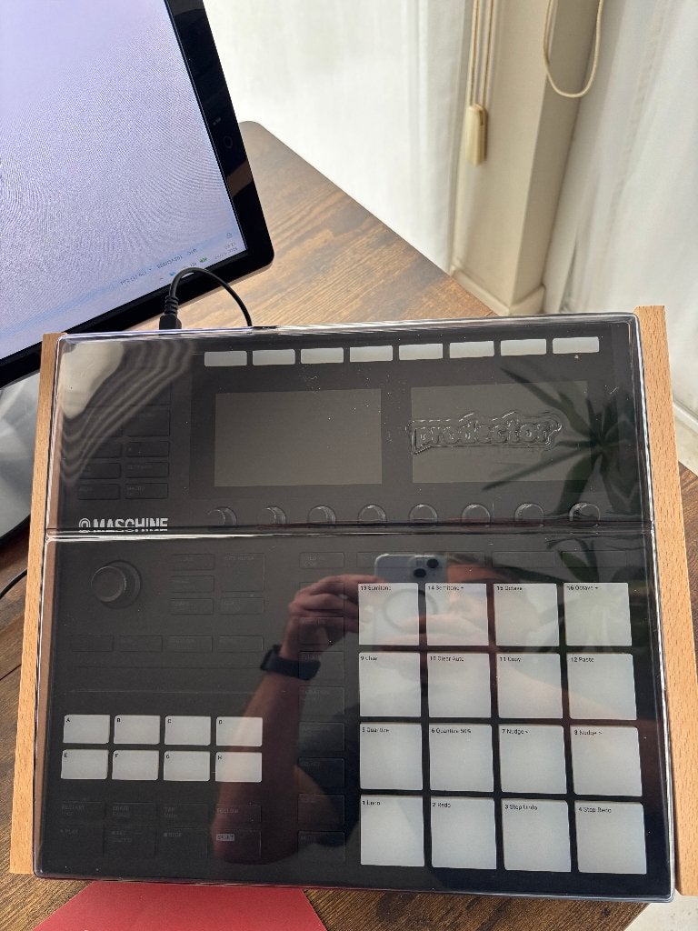 Maschine MK3 houten standaard + stofkap (decksaver), Muziek en Instrumenten, Ophalen, Zo goed als nieuw